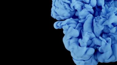 Mavi boya damlaları yavaş çekimde suya karışıyor. Stok görüntüleri. Su altından düzgün mürekkep akıyor ve sıçrıyor. Siyah arkaplanda mürekkep bulutu bırakıyor..