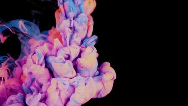 Kolorowe Tęczowe Krople Farby Góry Mieszające Się Wodzie Tusz Wirujący — Wideo stockowe