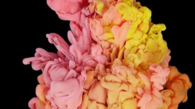 Suyun içinde kıvrımlı kırmızı ve sarı renkli, siyah arkaplanlı, karıştırılmış ve karıştırılmış renklerin ayrıntıları..