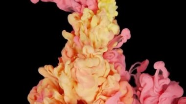 Suyun içinde kıvrımlı kırmızı ve sarı renkli, siyah arkaplanlı, karıştırılmış ve karıştırılmış renklerin ayrıntıları..