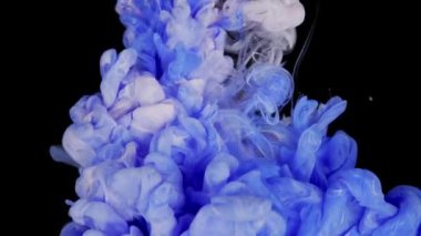 Suya yayılan mavi pembe simli mürekkep. Soyut arkaplan