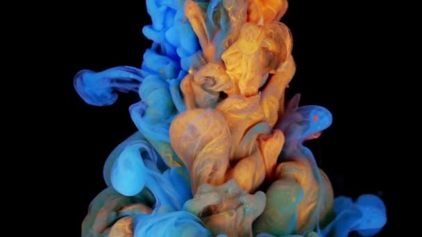 異なる色のアクリル絵具は水に溶解します — ストック動画