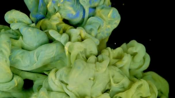 Danza Dinámica Colorida Gotas Pintura Azul Verde Amarilla Creando Patrones — Vídeos de Stock