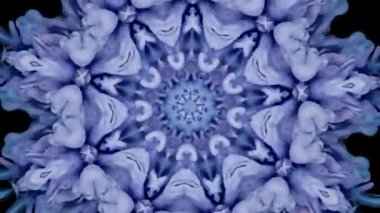 Mavi renkli orijinal kaleydoskop, siyah arka planda beyaz tonlar. Çok renkli mozaiğin simetrik hareketinin soyut arka planı. Derin mürekkep boşluklarının insan yapımı eşsiz hareketi