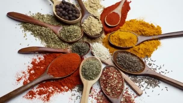 Kruidenachtergrond Indiaas Aziatisch Voedsel Specerijen Lepels Donkere Achtergrond Curry Peper — Stockvideo
