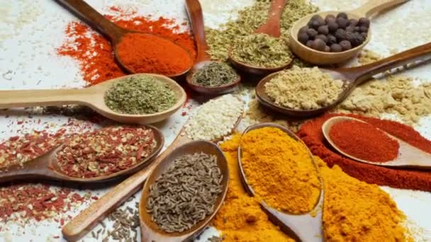 香料背景 用勺子和深色底色调味的印度和亚洲食物 辣椒作为印度菜的配料 — 图库视频影像
