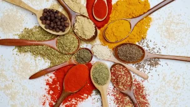 Spezie Sfondo Spezie Alimentari Indiane Asiatiche Cucchiai Sfondo Scuro Curry — Video Stock