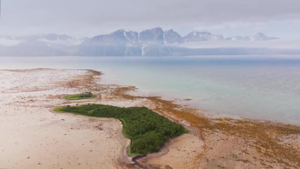 从荒凉的沙滩向蓝天海水的空中运动与挪威罗浮敦群岛Flakstadoy山区Myrland海滩的对比 — 图库视频影像