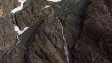 Güneşli bir günde Norveç, Tromso yakınlarındaki Lyngen Alpleri 'yle sarp kanyonlar. Hava Görüntüsü