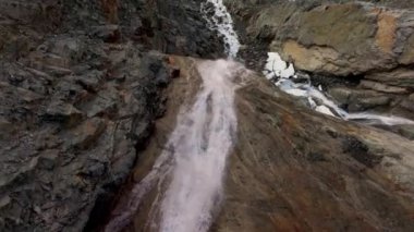 Güneşli bir günde Norveç, Tromso yakınlarındaki Lyngen Alpleri 'yle sarp kanyonlar. Hava Görüntüsü