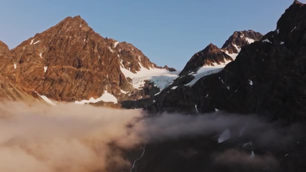 在一个阳光明媚的日子 在挪威特罗姆瑟附近的林根阿尔卑斯山下 陡峭的峡谷与瀑布 空中射击 — 图库视频影像