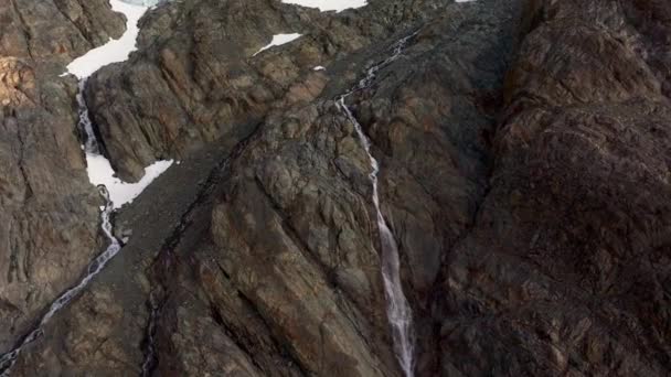 在一个阳光明媚的日子 在挪威特罗姆瑟附近的林根阿尔卑斯山下 陡峭的峡谷与瀑布 空中射击 — 图库视频影像
