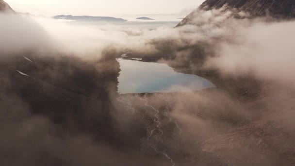Prudké Kaňony Kaskádou Slunečného Dne Lyngenskými Alpami Tromsa Norsko Letecký — Stock video