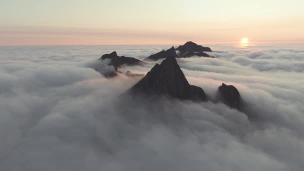 การประช ดยอดเซกลาส มมองทางอากาศของภ เขากวางท งกว าเมฆบนเกาะเซนจา — วีดีโอสต็อก