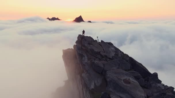 挪威Senja的Segla山全景 基地的神奇雾 Lofoten群岛和Senja的航空摄影 日落时的戏剧景观 Hesten和Segla山 — 图库视频影像