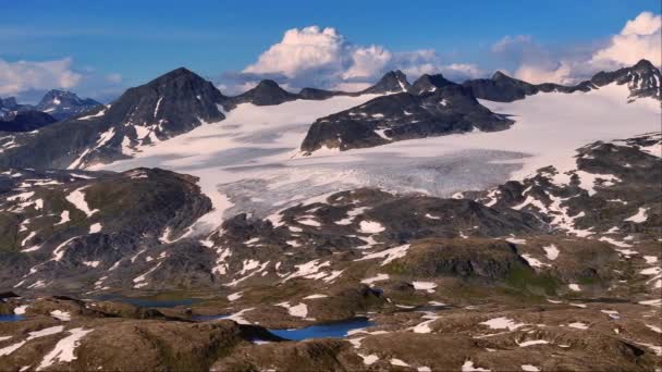 Oszałamiający Widok Lotu Ptaka Łańcuch Górski Pokryty Śniegiem Nordyckiej Dziczy — Wideo stockowe