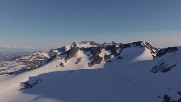 在寒冷的冬日里 从空中俯瞰北欧荒原上白雪覆盖的山脉 令人叹为观止 4K空中录像 — 图库视频影像