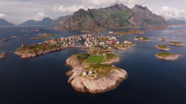 Hava Keşfi: Lofoten Takımadaları 'ndaki Henningsvar Balıkçılık Köyü, Norveç,