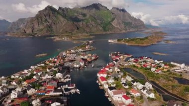 Aerial Escapade: Henningsvar Balıkçılık Köyü 4K 'da Lofoten üzerinde seyahat.