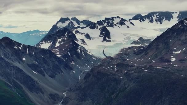 Superbe Vue Aérienne Une Chaîne Montagnes Enneigée Dans Nature Nordique — Video