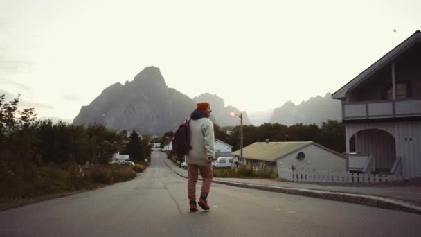 Seyahat Macera Arka Plan Sırt Çantası Ile Yürüyüşçü Lofoten Norveç — Stok video