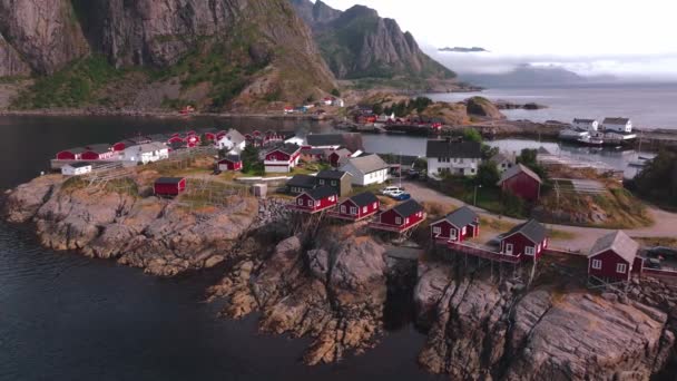 在Hamnoy岛 Reine岛 Lofoten岛 挪威夏季的空中移动挪威传统渔民的小木屋 — 图库视频影像