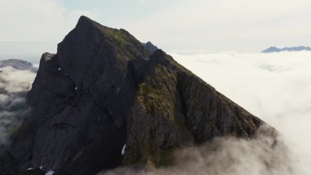Dron Elevándose Través Las Nubes Cima Montaña Día Soleado Roca — Vídeos de Stock