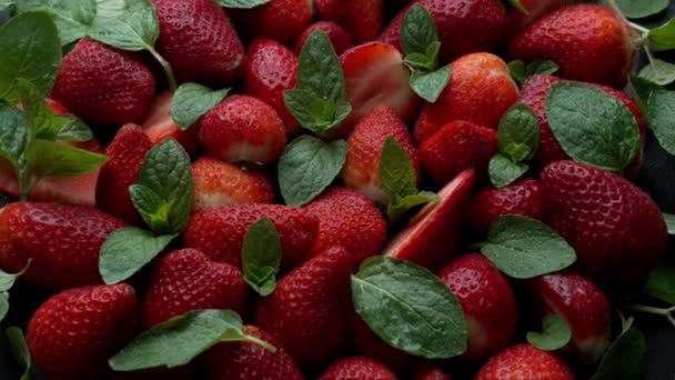 Gehackte Erdbeeren Mit Minzzweigen Fertig Für Sahne — Stockvideo