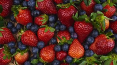 Çilekler yavaşça arkaplanı kapatır