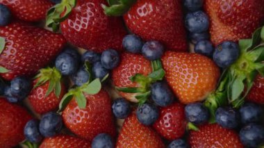 Çilekler yavaşça arkaplanı kapatır