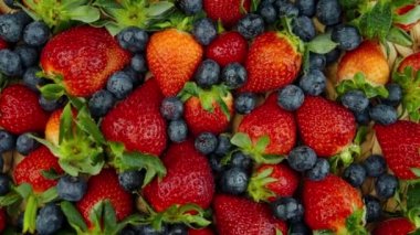 Çilekler yavaşça arkaplanı kapatır