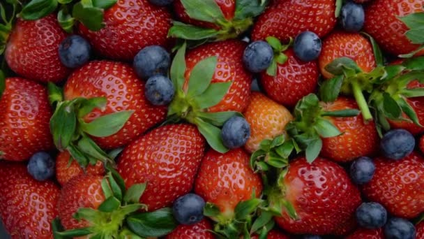 草莓的近缘非常缓慢的旋转背景 — 图库视频影像