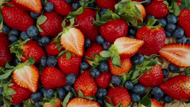 Φράουλες Κλείνουν Πολύ Αργά Περιστρεφόμενο Φόντο — Αρχείο Βίντεο