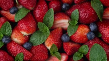 Nane şekerli doğranmış çilek, krema için hazır.