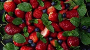 Nane şekerli doğranmış çilek, krema için hazır.