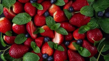 Nane şekerli doğranmış çilek, krema için hazır.