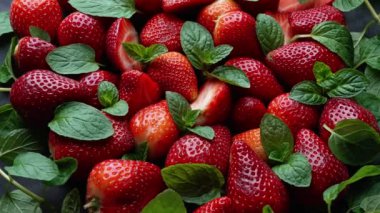 Taze toplanmış çileklerle dolu bir sepet, canlı kırmızı renkleri ve duyularını cezbeden tatlı aromaları.