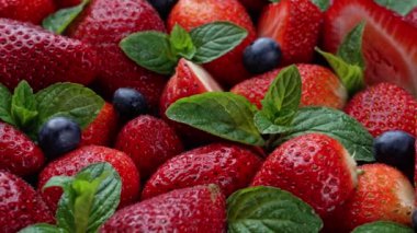 Çilek ve böğürtlen meyveleri manzarayı kapatır. Seçici odak.