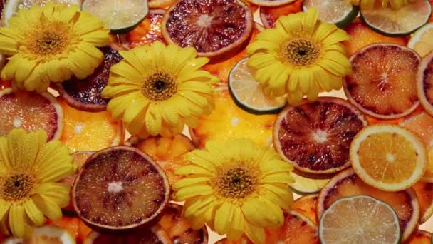 柑橘片的果状花纹 叶在绿色背景下开花 顶部视图 平躺在床上 — 图库视频影像