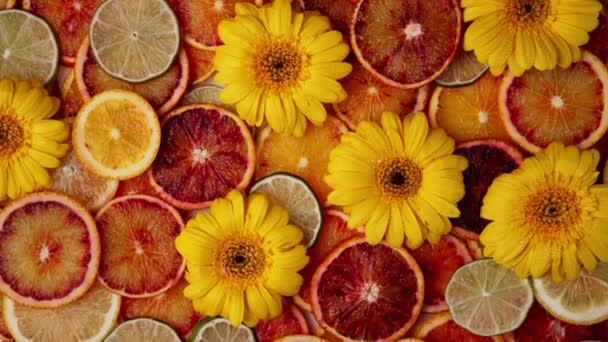 Owocowy Wzór Plasterków Pomarańczy Kwitną Liśćmi Zielonym Tle Widok Góry — Wideo stockowe