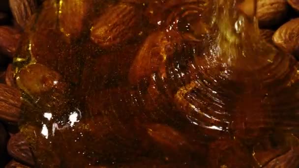 坚果和蜂蜜 把蜂蜜倒在核桃上 甜蜜桃 健康食品概念 — 图库视频影像