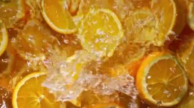 Turuncu arkaplandaki yavaş çekim damlası.