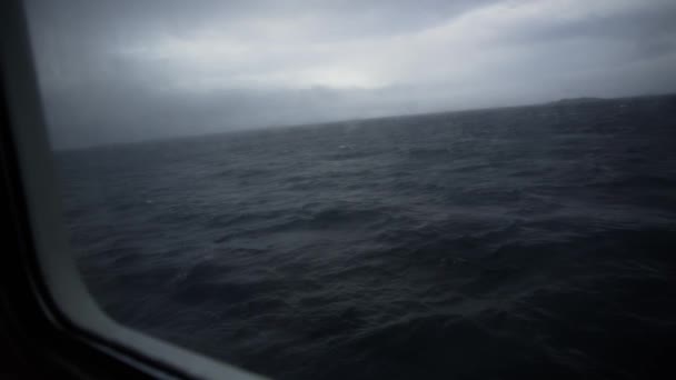 Blick Auf Das Meer Aus Dem Bullauge Des Schiffes — Stockvideo