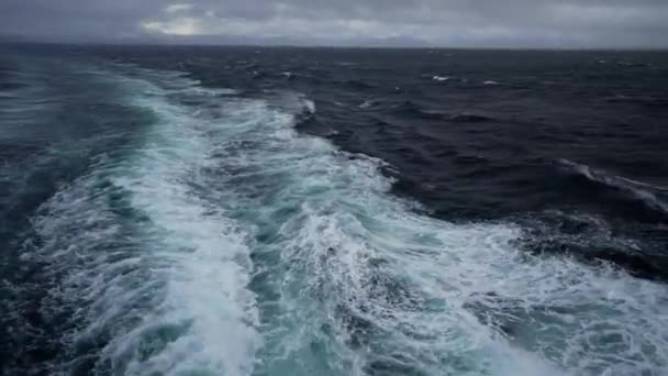 Корабель Штормі Багато Бризок Вид Мосту Корабель Піднімається Хвилю Сильний — стокове відео