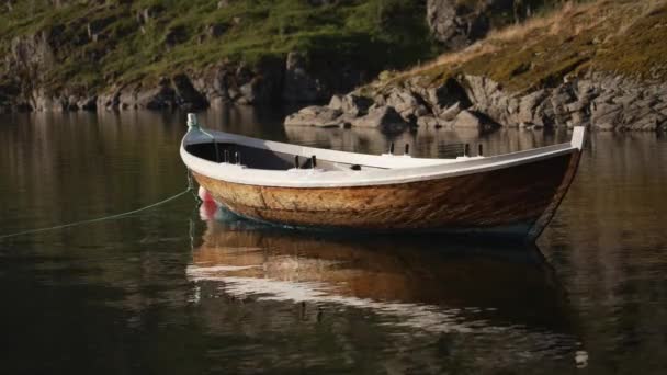 ノルウェーのフィヨルドにある美しいカルム湖のボートに ノルウェーの水反射 ノルウェー 山々が付いている木製のローイングボートの素晴らしい眺め — ストック動画