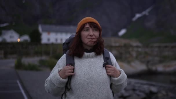 Tatiller Yakından Bakınca Kahverengi Saçlı Genç Bir Kadın Sakin Gölü — Stok video