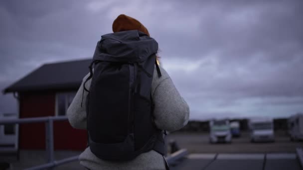 Retrato Uma Menina Viajante Chapéu Com Uma Mochila Vai Para — Vídeo de Stock