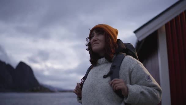 Norveç Lofoten Gölgeli Atmosferinin Ortasında Çantasını Taşıyan Çarpıcı Bir Kız — Stok video