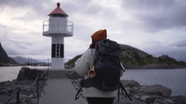 Norveç Reine Lofoten Beyaz Bir Deniz Fenerine Doğru Yürüyen Genç — Stok video