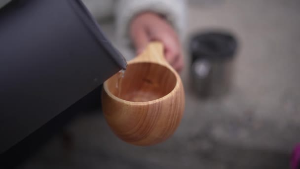 フィンランドの木製料理 ハンドクラフトウッドカップ 屋外ブッシュクラフトアドベンチャーのためのKuksa — ストック動画